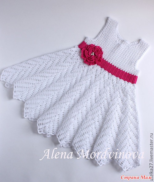 Белое платье с розой.