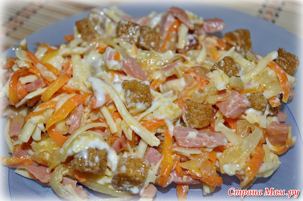 Кириешки копченая курица. Салат с кириешками и корейской морковью. Салат с морковью и кириешками. Салат с сухариками и корейской морковкой. Салат с морковкой и сухариками.
