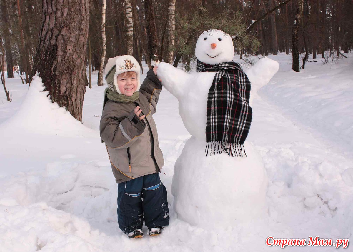 Школьники лепят снеговика