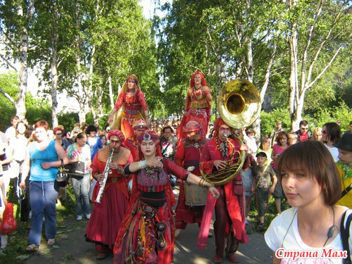 Международный фестиваль уличных театров.
