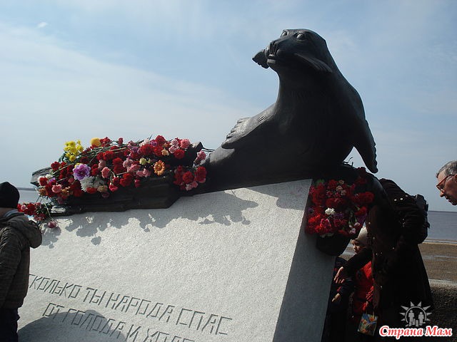 Какие памятники изображены на рисунках напиши в каких городах героях они установлены 4 класс