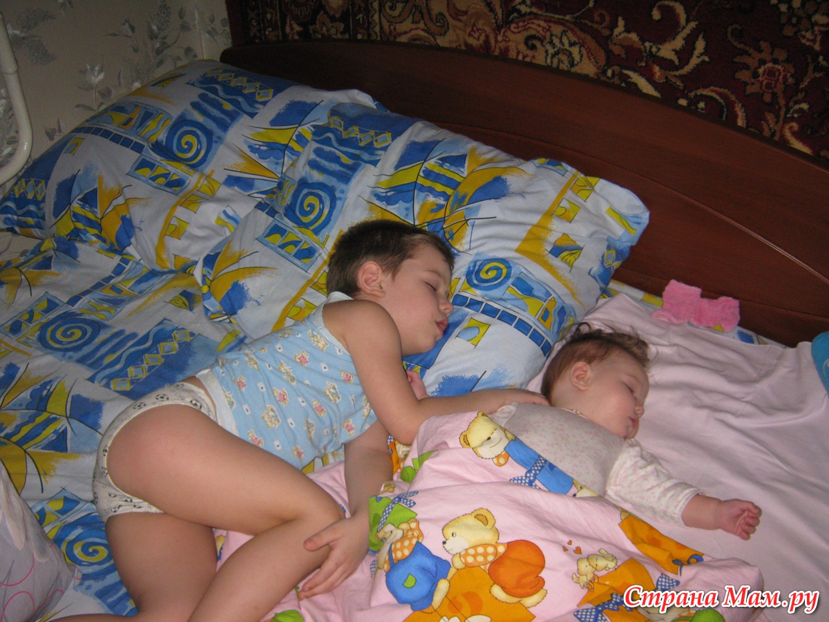 Про сестру спящую. Детишки спят в трусиках. Спящие Голопопики. Малыши Голопопики.