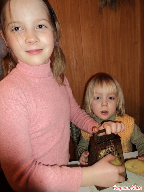 Вся семья на кухне.
