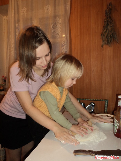 Вся семья на кухне.