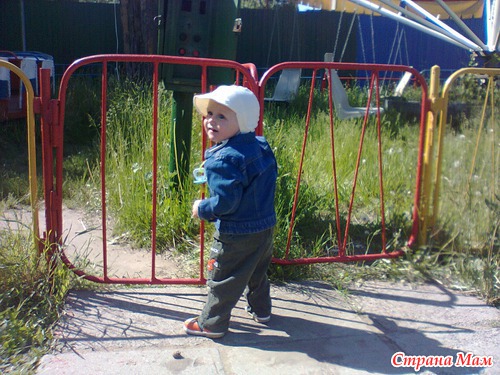 Малыш в парке))