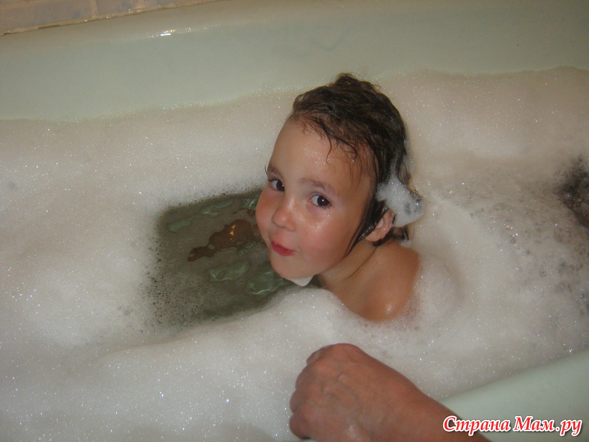 Дочка купается в ванной. Дети купаются в ванной фото. Мама купается. Доча купается в ванной. Дети моются в ванной.