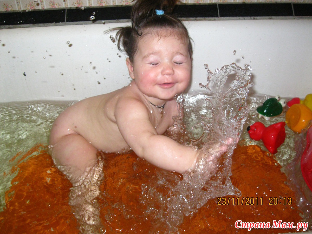 Дочка купается в ванной. Доченька купается. Дочурка купается в ванной. Дочь купается. Купаю дочку.
