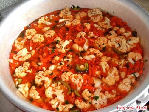 Салат из цветной капусты с помидорами и сладким перцем.