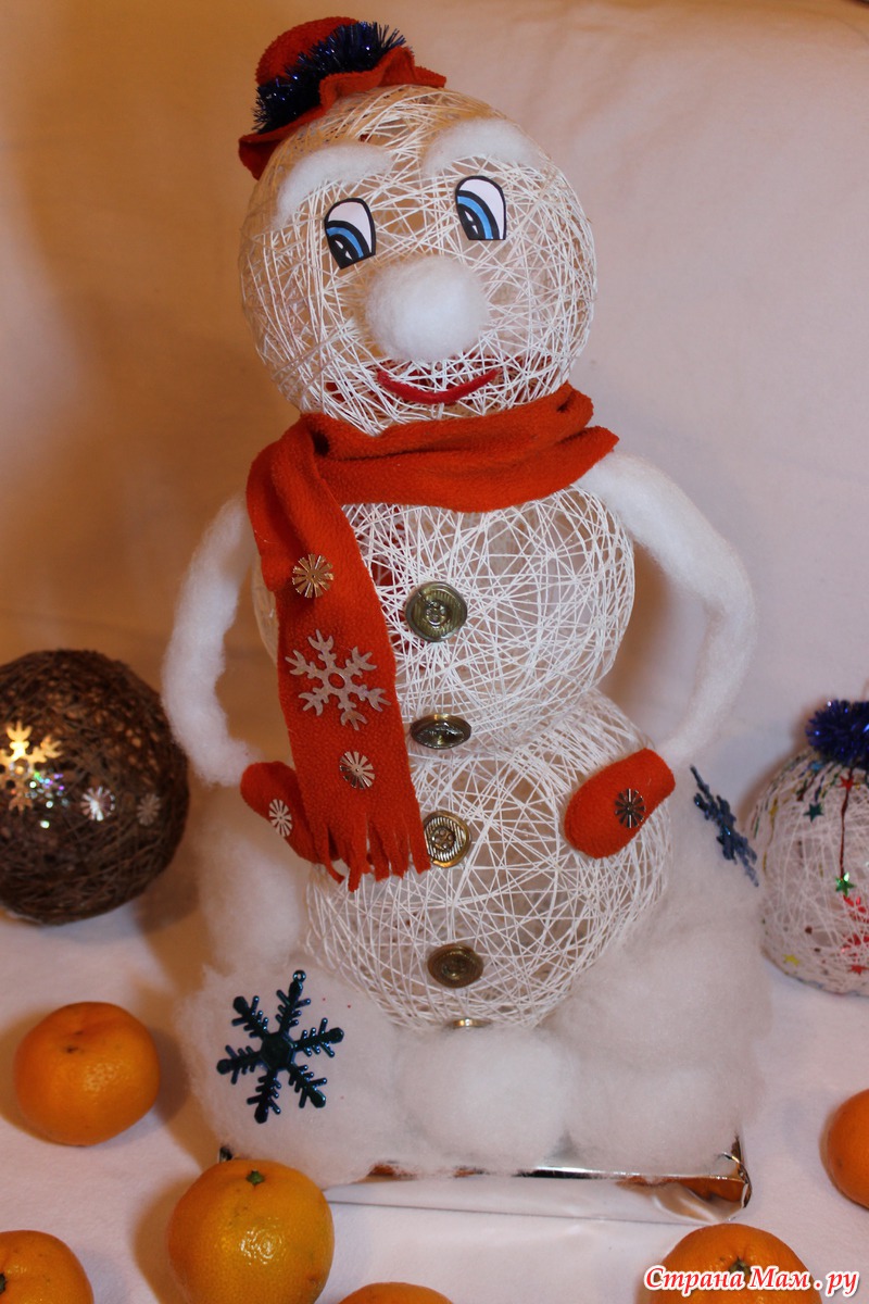 Красивый снеговик из ниток своими руками