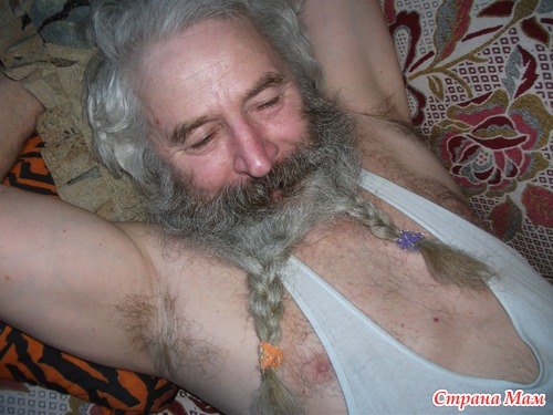 Так девочки заказываем Деда Мороза!!! А чего й то дед без дела то сидит? )))