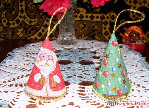 Вышитые ёлочные игрушки-колокольчики - Дед Мороз и ёлочка