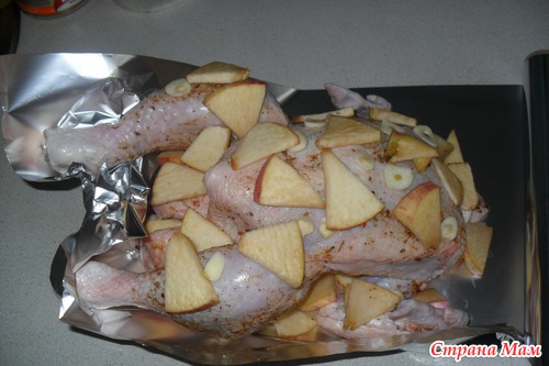Курица в фольге с яблоками