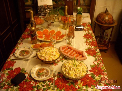 Новый год, праздничный стол, семья и подарки.
