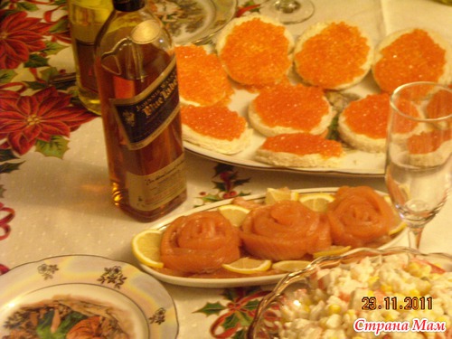 Новый год, праздничный стол, семья и подарки.