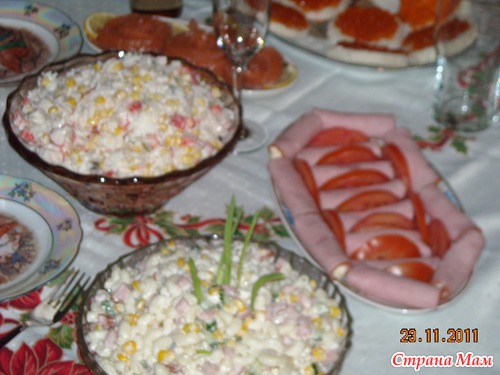 Новый год, праздничный стол, семья и подарки.