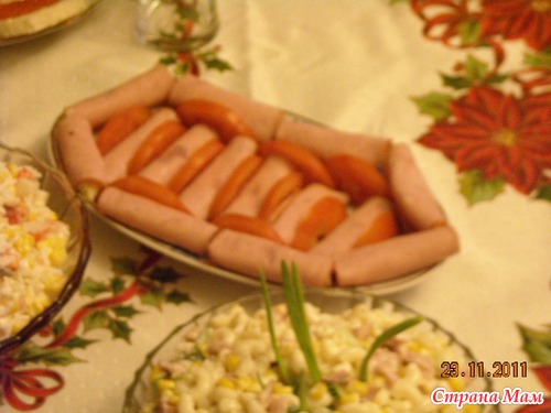 Новый год, праздничный стол, семья и подарки.