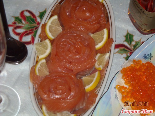 Новый год, праздничный стол, семья и подарки.