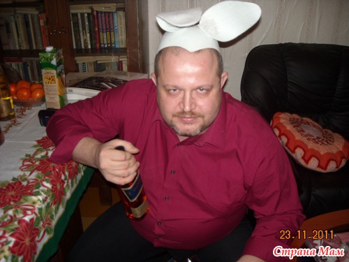 Новый год, праздничный стол, семья и подарки.