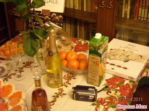 Новый год, праздничный стол, семья и подарки.
