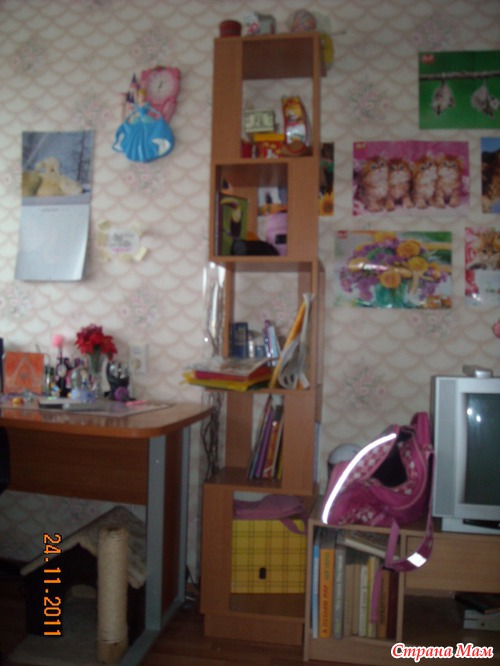 Новый год, праздничный стол, семья и подарки.