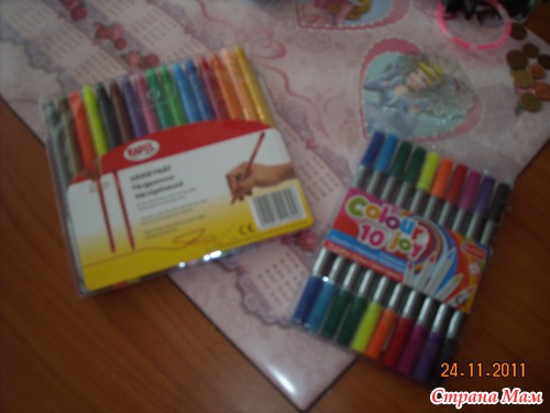 Новый год, праздничный стол, семья и подарки.