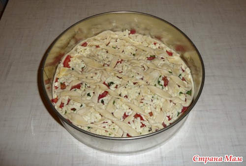 Пирог с помидором и адыгейским сыром.
