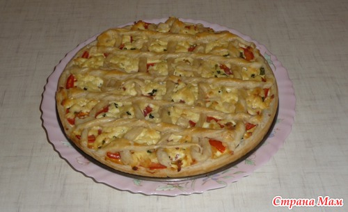 Пирог с помидором и адыгейским сыром.