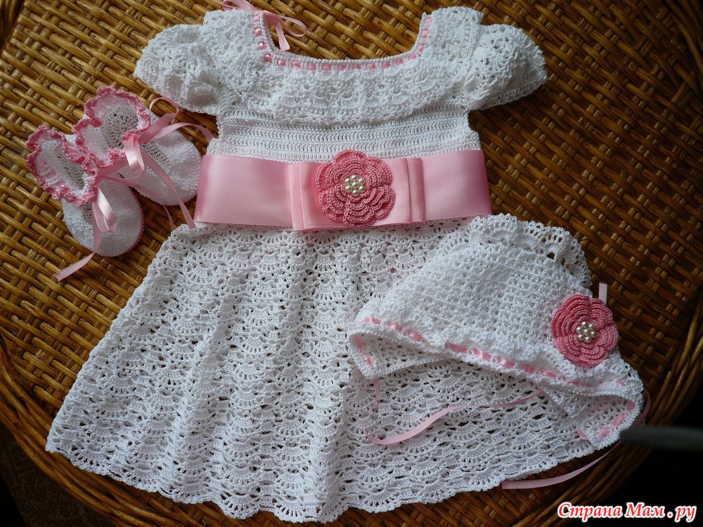 Платье для девочки 6 месяцев. Вязаное платье для девочки. Платье для новорожденной. Вязаное платье для новорожденной девочки. Вязаные платья для новорожденных.