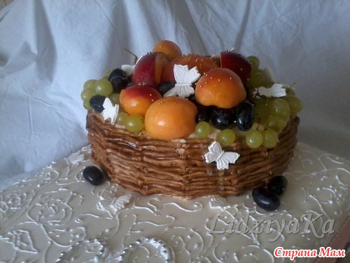 Юбилейный с корзиной фруктов