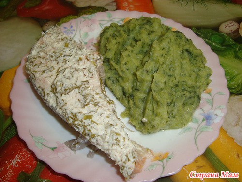 Форель запеченная со сметаной и зеленью