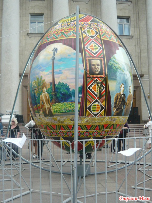 Большая писанка в центре города
