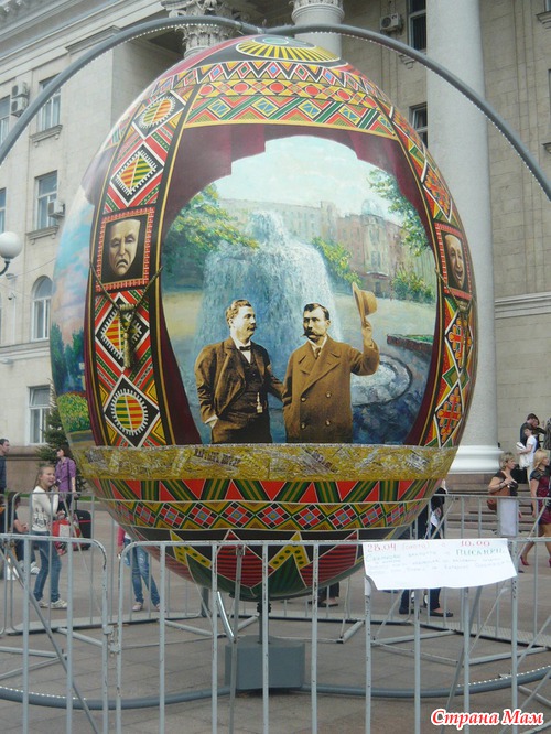Большая писанка в центре города