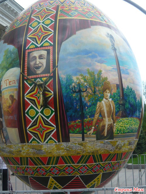 Большая писанка в центре города