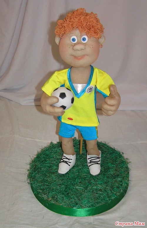 мягкая игрушка футболист с мячом. игрушка футболист своими руками. игрушка футболист своими руками. интерьерная кукла футболист. мягкая игрушка футболист.
