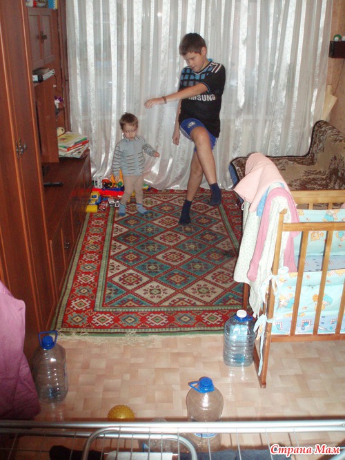 Мини футбол, в мини квартире...