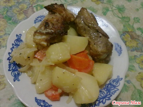 Свинные ребрышки с овощами в горшочке