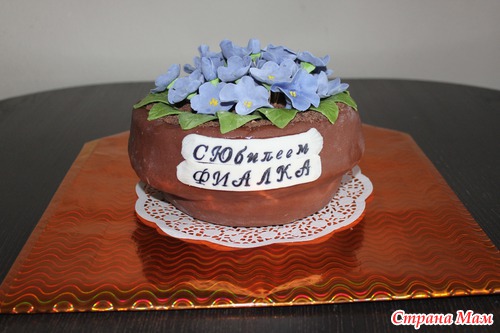 Горшок с фиалками и отрывной календарь.