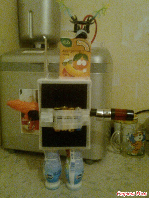 Робот из мусора