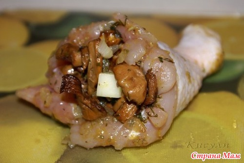 КУРИНЫЕ ГОЛЕНИ С ГРИБАМИ И СЫРОМ В МЕШОЧКАХ ИЗ СЛОЁНОГО ТЕСТА