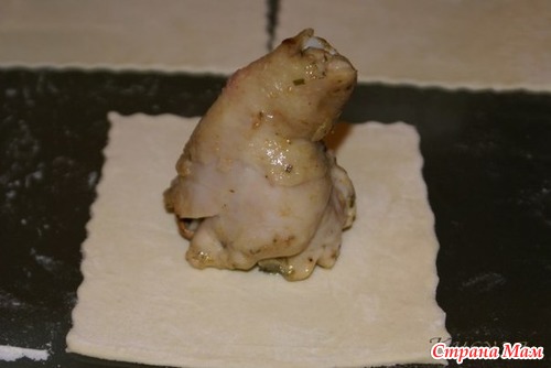 КУРИНЫЕ ГОЛЕНИ С ГРИБАМИ И СЫРОМ В МЕШОЧКАХ ИЗ СЛОЁНОГО ТЕСТА