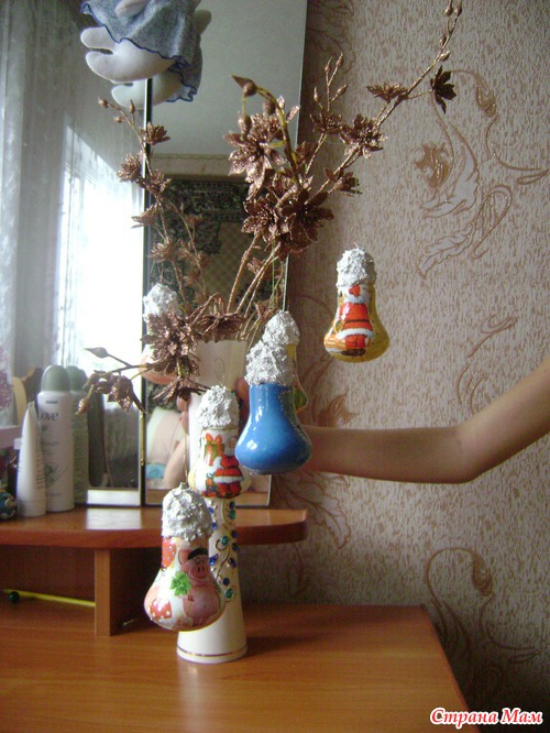 Елочные игрушки из лампочек