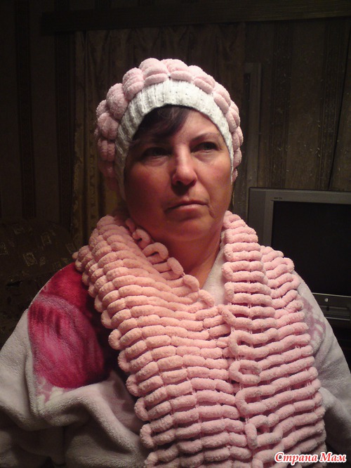 Шапочка из помпонной пряжи