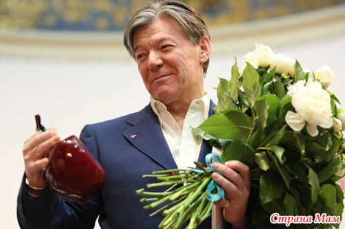 Ух ты в 75 выглядит как Огурчик. Дай Бог здоровья Збруеву!