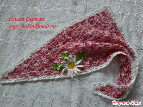 Розовая косыночка с ромашкой.