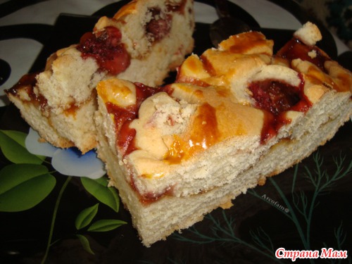 Пирог с арбикосами и клубникой.