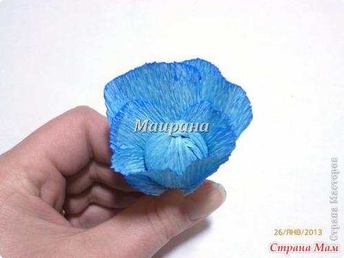 Анютины глазки из конфет и гофрированной бумаги.
