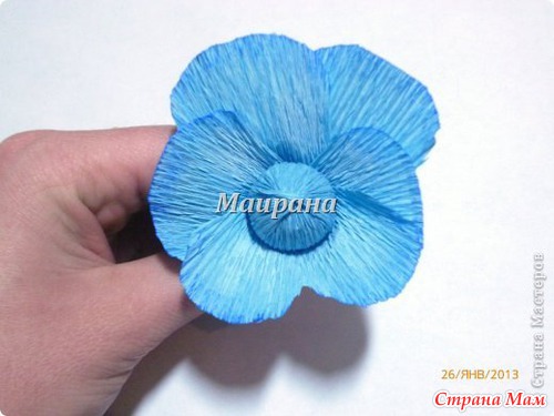Анютины глазки из конфет и гофрированной бумаги.