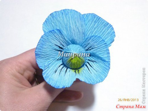 Анютины глазки из конфет и гофрированной бумаги.
