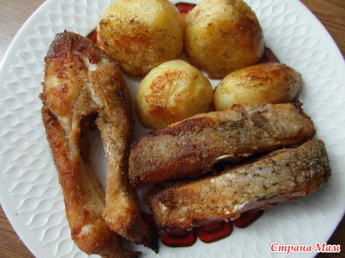 Запеченные рыба, картофель.