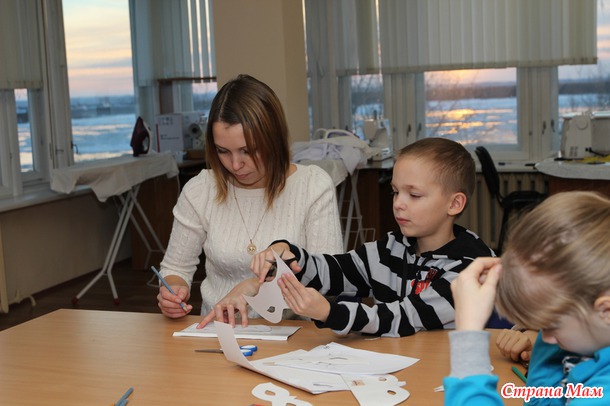 01.12.2013. Готовимся к встрече с дедом Морозом в театре костюма "Каприз". Делаем новогодние маски.